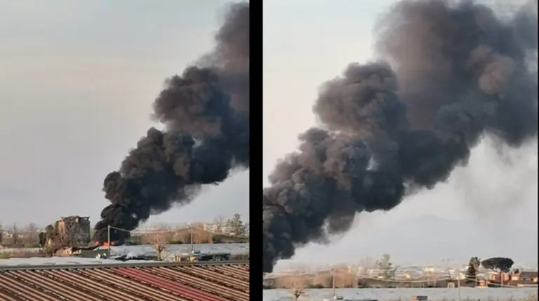 Serra in fiamme, nube nera inghiotte 4 città. FOTO
