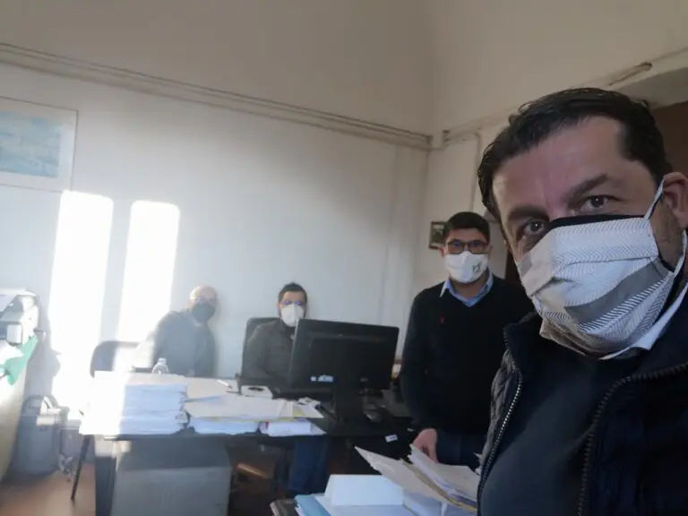 Casi in aumento, sindaco chiude scuole: vietate feste in casa e obbligo di autocertificazione per i forestieri