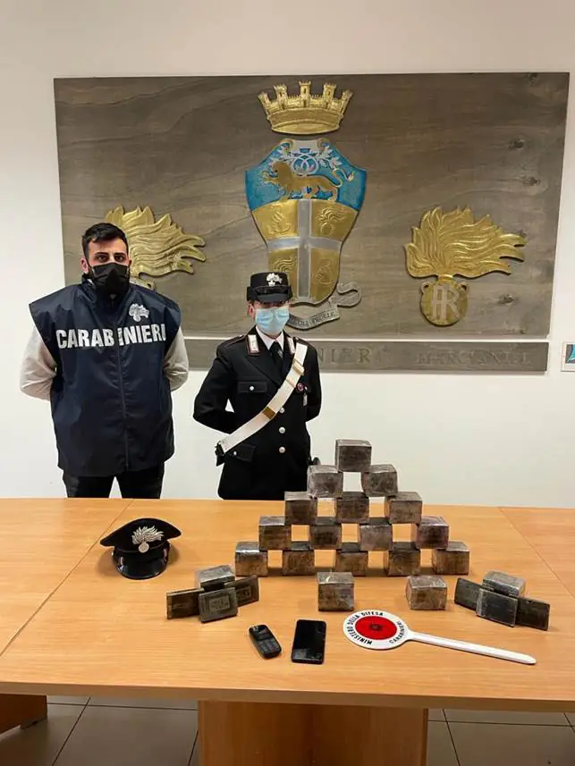 Trovato con 10 chili di hashish sulla Circumvallazione e arrestato. FOTO