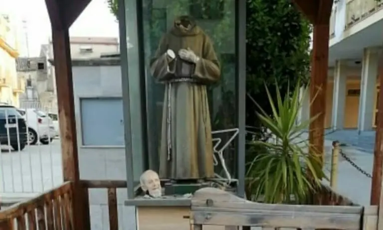 Padre Pio decapitato, sindaco in campo. Diocesi: “Strage di simboli sacri”