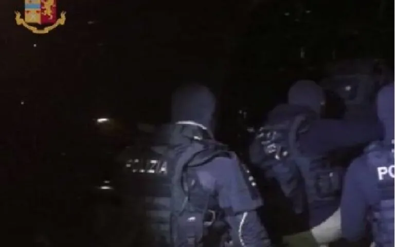Maxi operazione di polizia: arrestati più di 300 criminali grazie ad applicazione