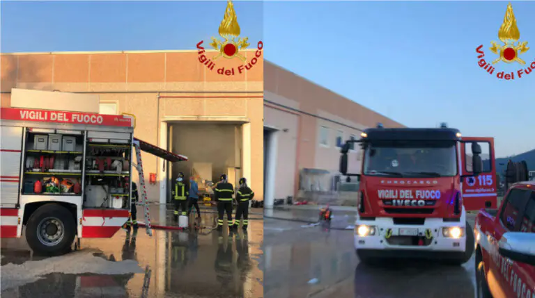 Divampa incendio in una fabbrica di pellet, arrivano i pompieri. FOTO