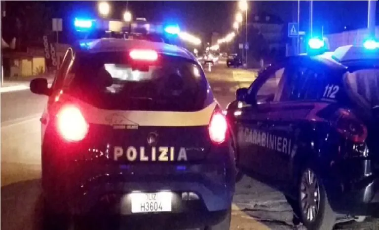 Non gli danno soldi per la coca e lui prende a pugni auto di carabinieri e polizia