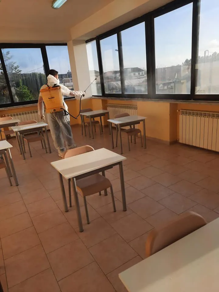 Un fratello contagiato, l’altro in quarantena: la scuola chiude per una settimana