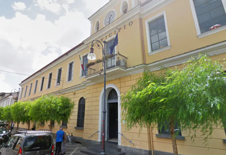 Docenti con sintomi e nuovi contagi, sindaco chiude Comune e scuola media