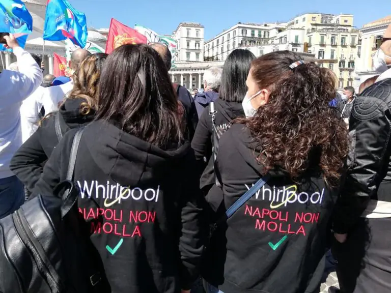 Da Napoli a Carinaro, esplode la rabbia degli operai Whirpool dopo la fumata nera di ieri