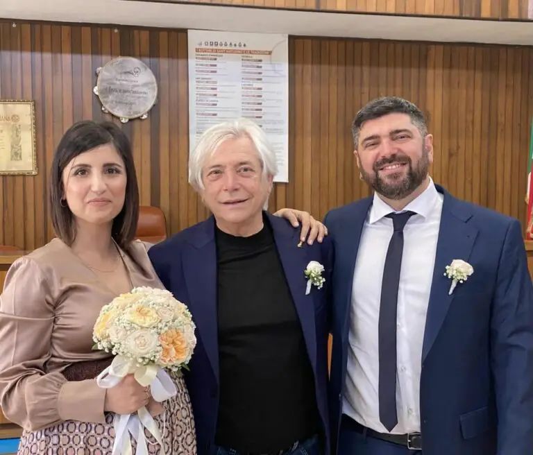 Nino D’Angelo nel Casertano: il figlio convola a nozze con Roberta. VIDEO