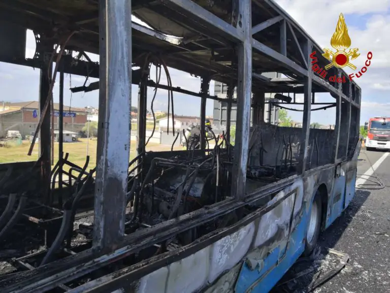 LE FOTO. Inferno 7bis, pullman divorato dalle fiamme