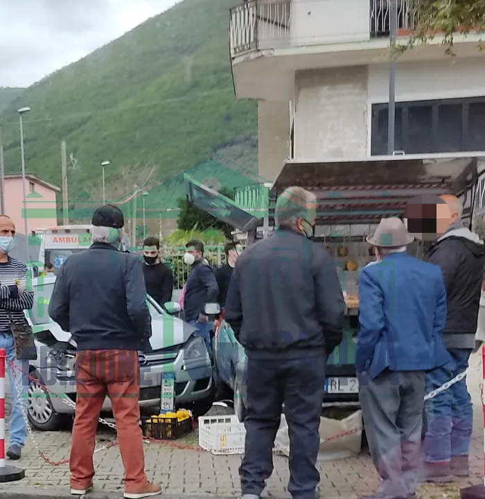 Tamponano  Fiat e poi travolgono il furgone dell’ambulante che vende ‘O pere e ‘o musso