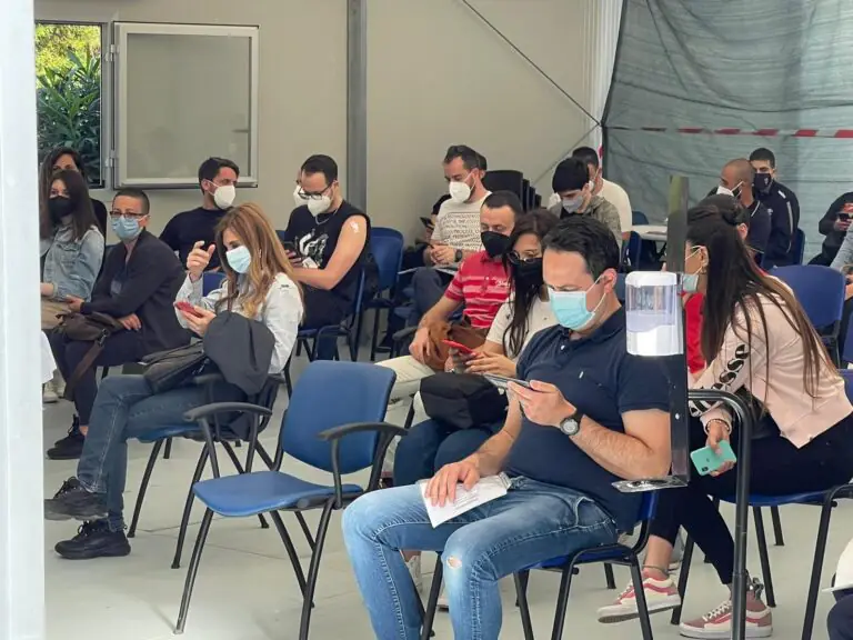 La carica dei 7mila vaccinati, giovani entusiasti: “Tutto perfetto, ora possiamo abbracciarci”