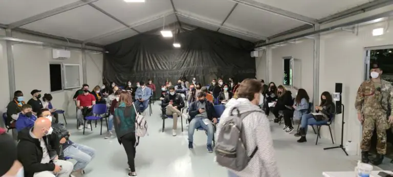LE FOTO. Astra Day, dosi anche di notte: 5mila dosi nel primo giorno