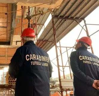 Carabinieri nei cantieri edili, scattano multe e sospensioni