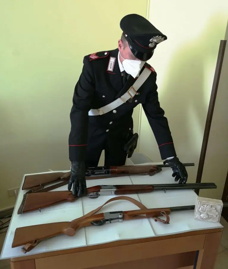 Faida familiare sfocia in violenza, 4 nei guai: requisite pure le armi. Foto