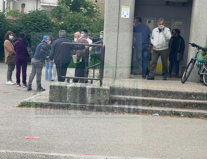 Banditi fanno irruzione alle Poste, fuga e paura. Foto