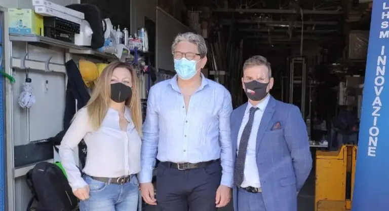 Ha un incidente sul lavoro, Santillo gli consegna la lettera del ministro Di Maio