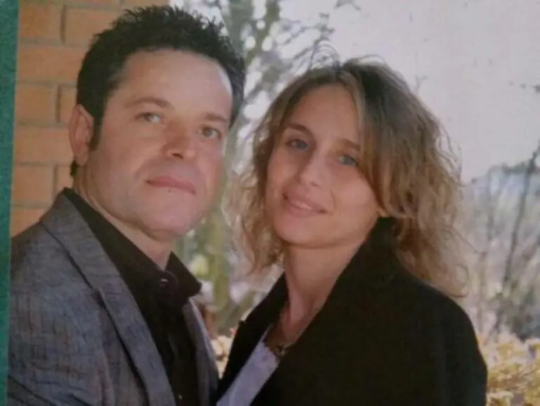Il muratore Luigi con le mani sporche del sangue della moglie: figli non erano in casa. Piange la città di origine