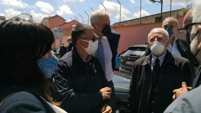 Blitz di De Luca in città: promessi interventi a fossati e fiume
