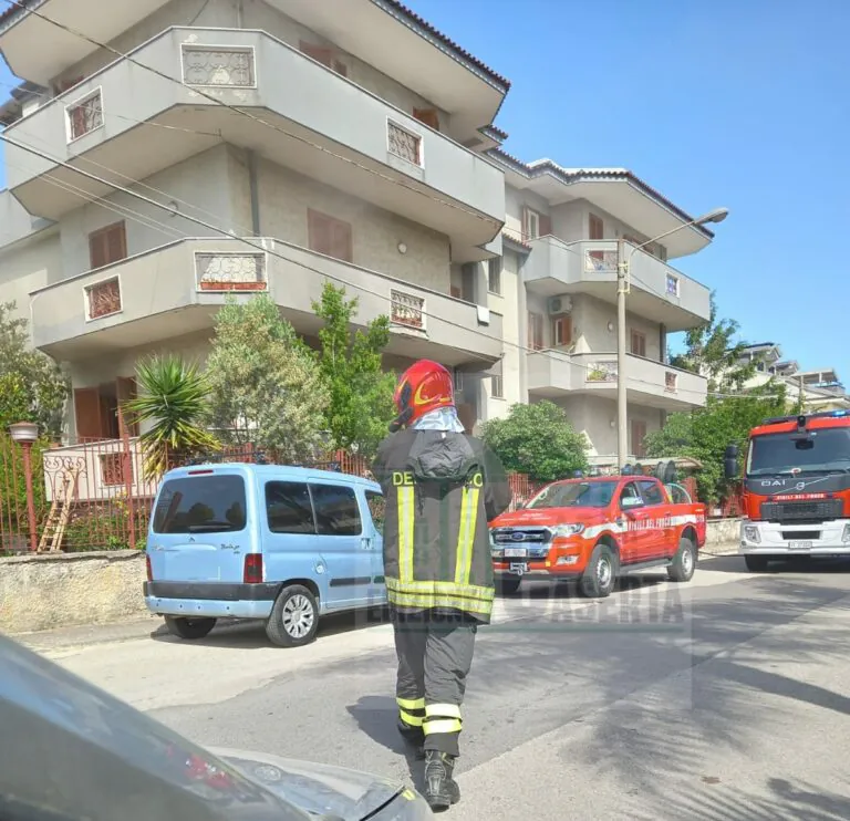 Fiamme in casa, arrivano vigili del fuoco e carabinieri. LE FOTO