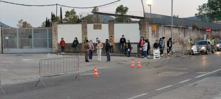 Tanti giovani a piedi per la dose in caserma: “Così ripartiamo”. Trecento vaccini all’ora