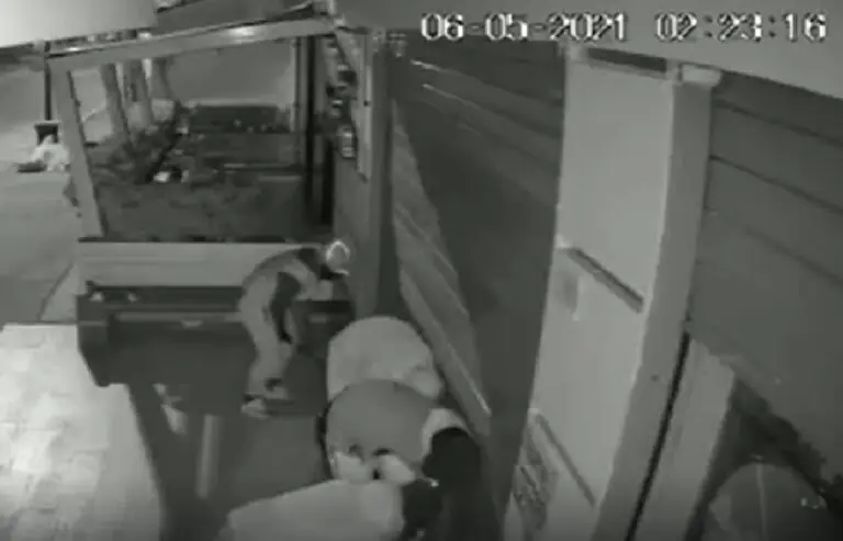IL VIDEO. Quattro banditi all’assalto della pasticceria: secondo raid in 2 settimane
