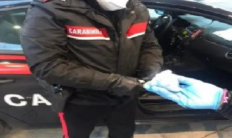 Fermate sulla strada per il carcere con mezzo chilo di droga e due microcellulari