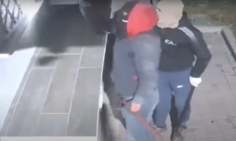 Assalto al bar dell’area di sosta, gang in fuga. IL VIDEO