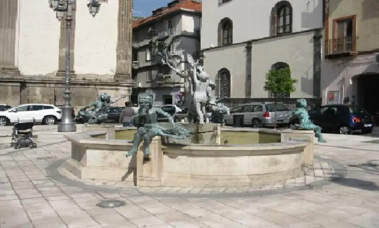 Piazza e Giardinetti diventano pub senza Green-Pass: “Stop alcol, ordinanza subito”
