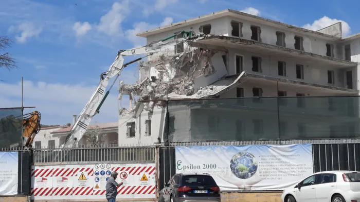 Ruspe in azione nel Casertano, giù palazzo simbolo dell’illegalità