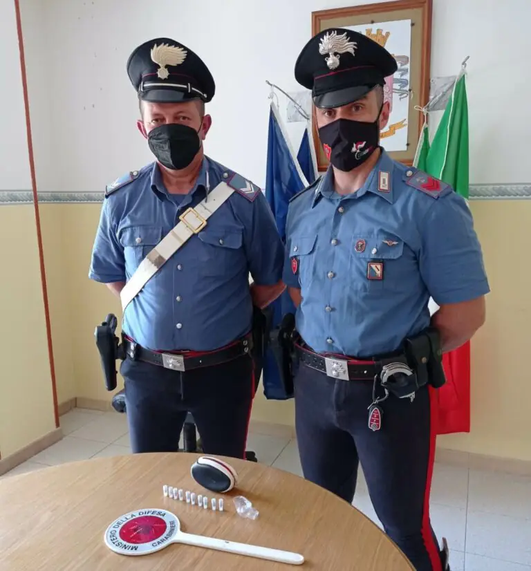 Fermato in auto con la droga nascosta in un bussolotto