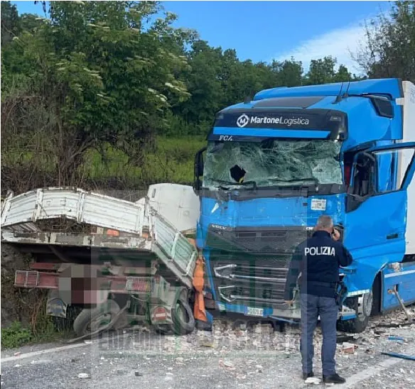 Furgone contro camion sull’Appia, feriti estratti dalle lamiere: grave giovanissimo. FOTO E VIDEO