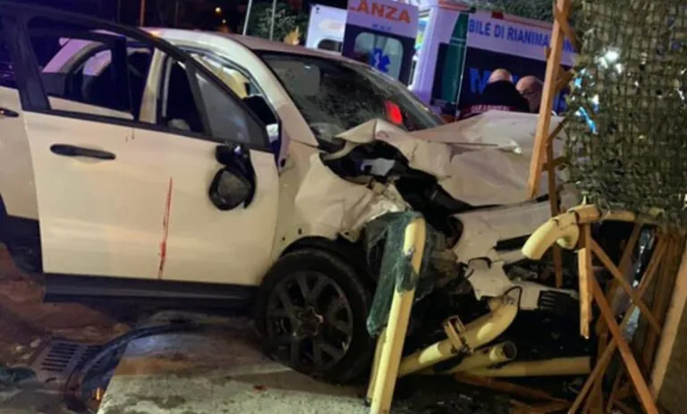 Auto si schianta contro muro dopo incidente, 7 feriti