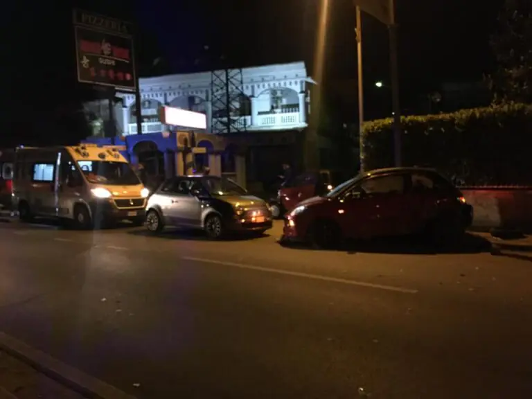 Carambola tra 3 auto, coinvolta famiglia con bimba piccola. FOTO