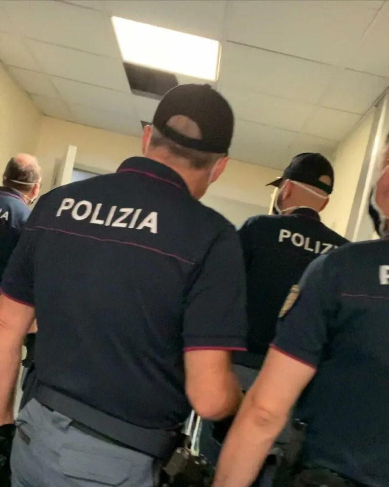 Gita di famiglia al mare finisce tra morsi e schiaffi: arriva la polizia