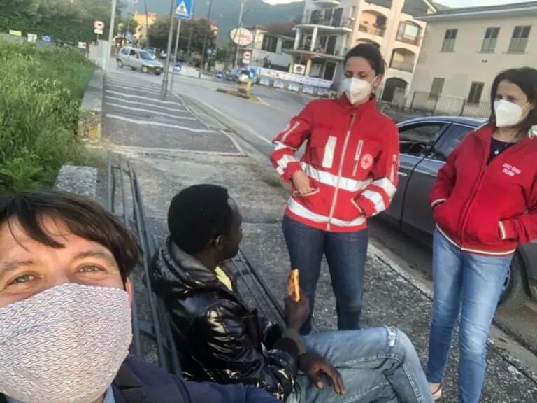 Esce per andare dai familiari ma si perde e fa 43 km a piedi. FOTO