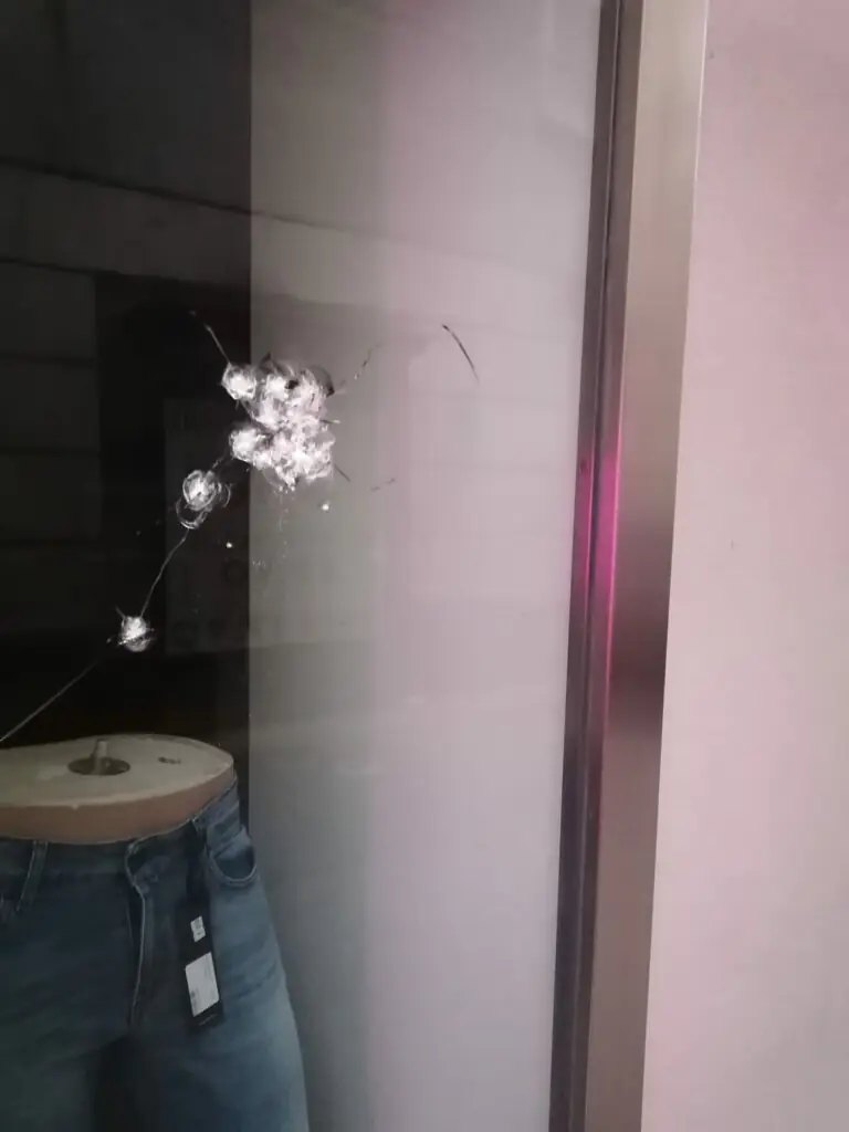 Assalto al negozio di abbigliamento del centro, sfasciata la vetrina. FOTO