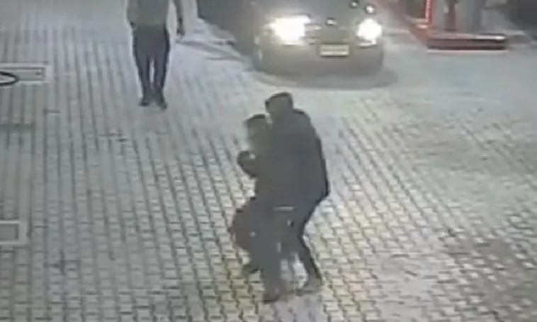 Rapina choc a disabile, 3 arresti dopo blitz: riconosciuti dalle foto