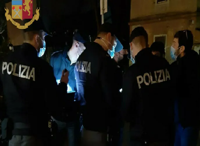 Fanno mangiare clienti all’interno, blitz della polizia in due ristoranti