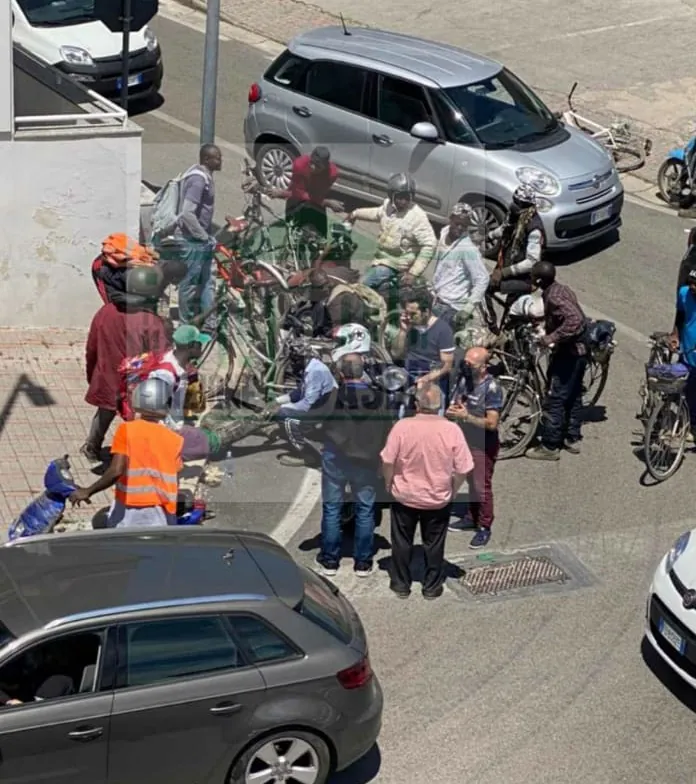 Centrato da una moto mentre è in bici, choc in centro: resta sull’asfalto. LE FOTO