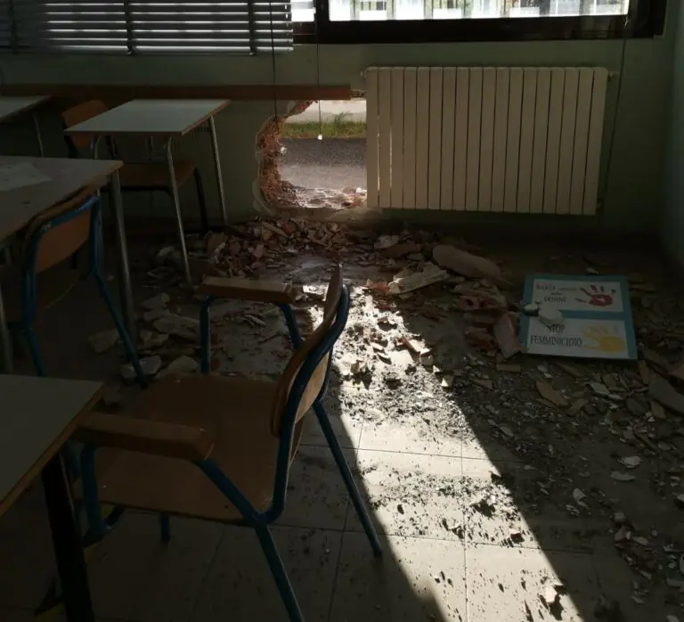 Banda del buco in azione, liceo devastato: rubati pc. LE FOTO