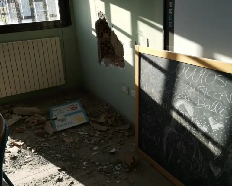 Liceo svaligiato da 7 incappucciati per 2 volte in 72 ore: trafugata pure cassaforte