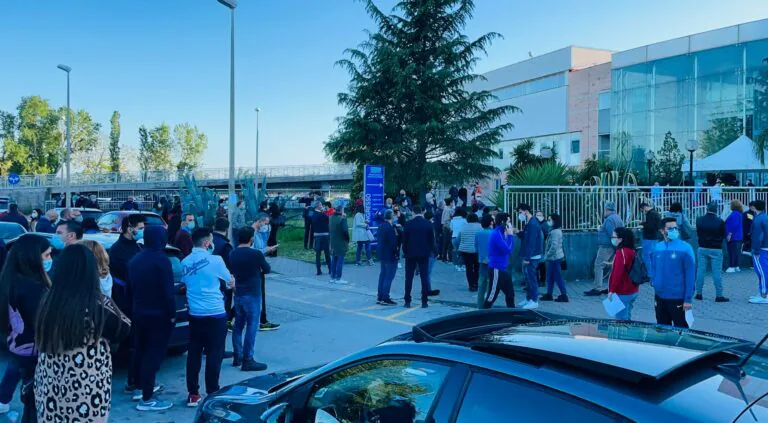 Lacrime e bigliettini dai giovani per la maratona di medici e infermieri: “Grazie a voi torniamo a vivere”. Si pensa al bis