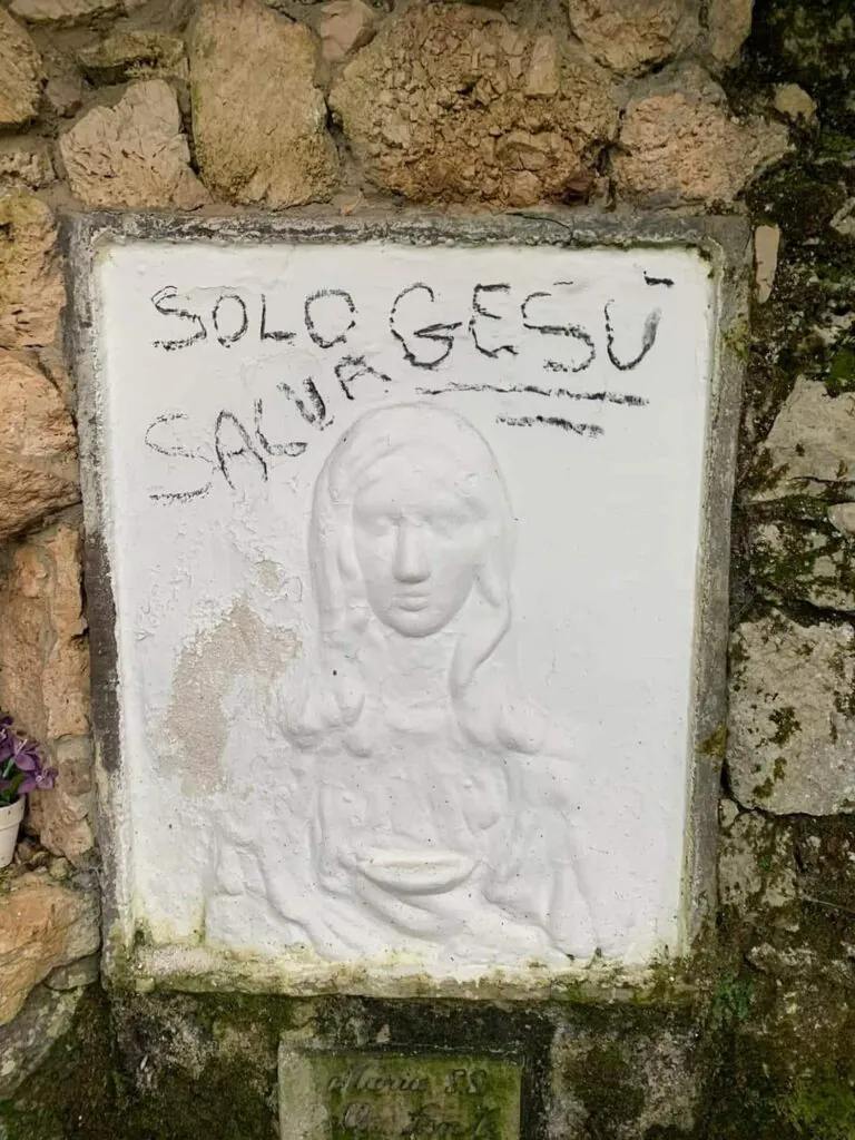 Vandalizzata la Madonna della Fonte. FOTO