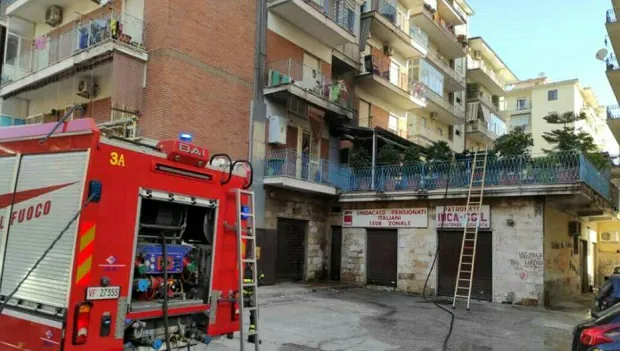 Veranda distrutta da un incendio, paura nel condominio