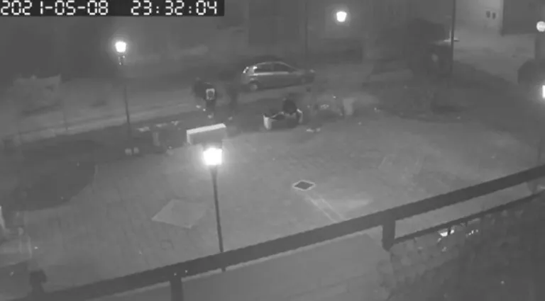 Distruggono piazzetta appena restaurata, filmato finisce alle forze dell’ordine: “Ora sono fatti loro”. IL VIDEO