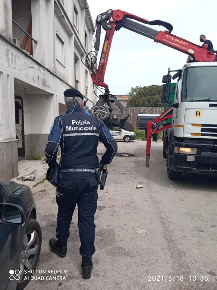 TUTTE LE FOTO. Sgomberato il palazzo del sesso illegale e dei furti: 6 espulsi dopo blitz
