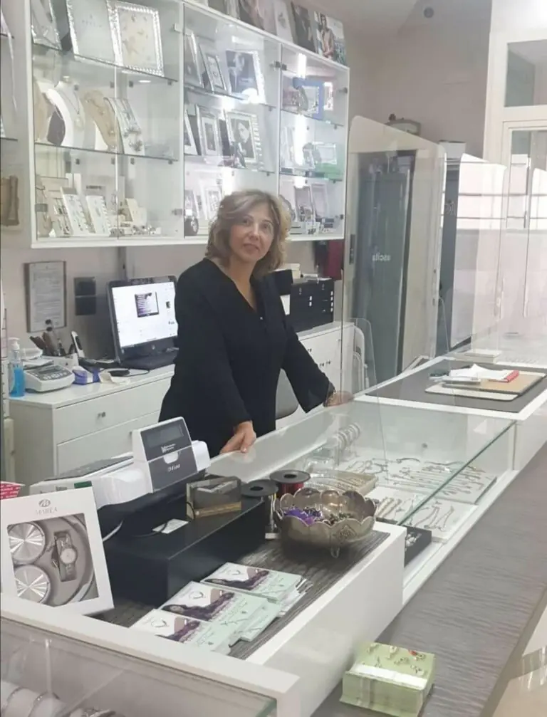 Banda del buco svaligia la gioielleria in centro. Lo sfogo della titolare