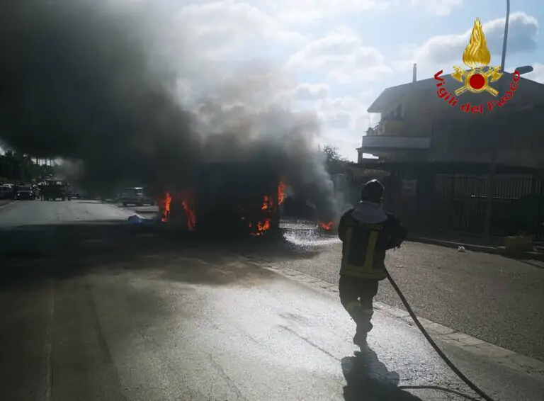 Autobus distrutto da un incendio, conducente e passeggeri in fuga. LE FOTO