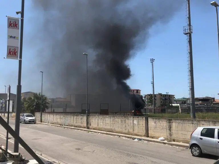 Fiamme allo stadio, nube nera invade la zona. FOTO E VIDEO