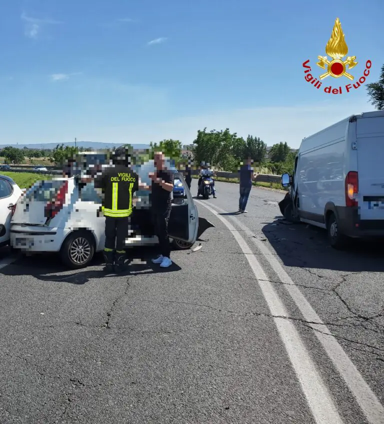 Auto finisce contro furgone di farmaci, carambola choc sulla 7bis. FOTO