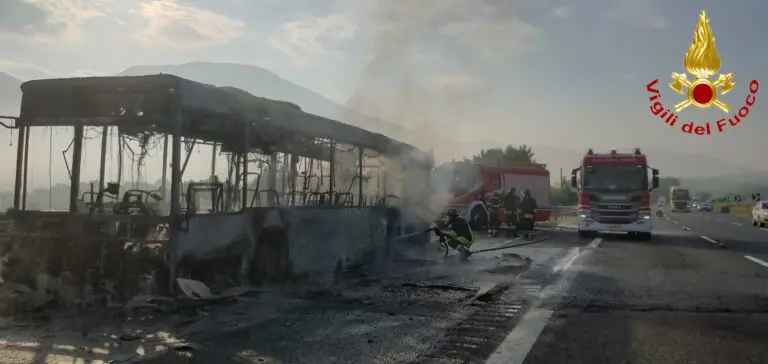 Autobus prende fuoco sull’autostrada: era diretto al deposito. LE FOTO